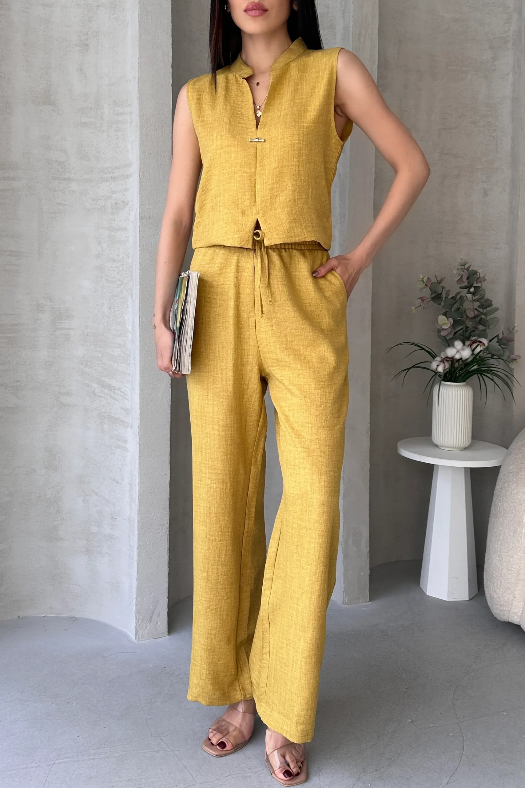 Aerobin Keten Hakim Yaka Aksesuarlı Bluz ve Pantolon Alt Üst Sarı Takım