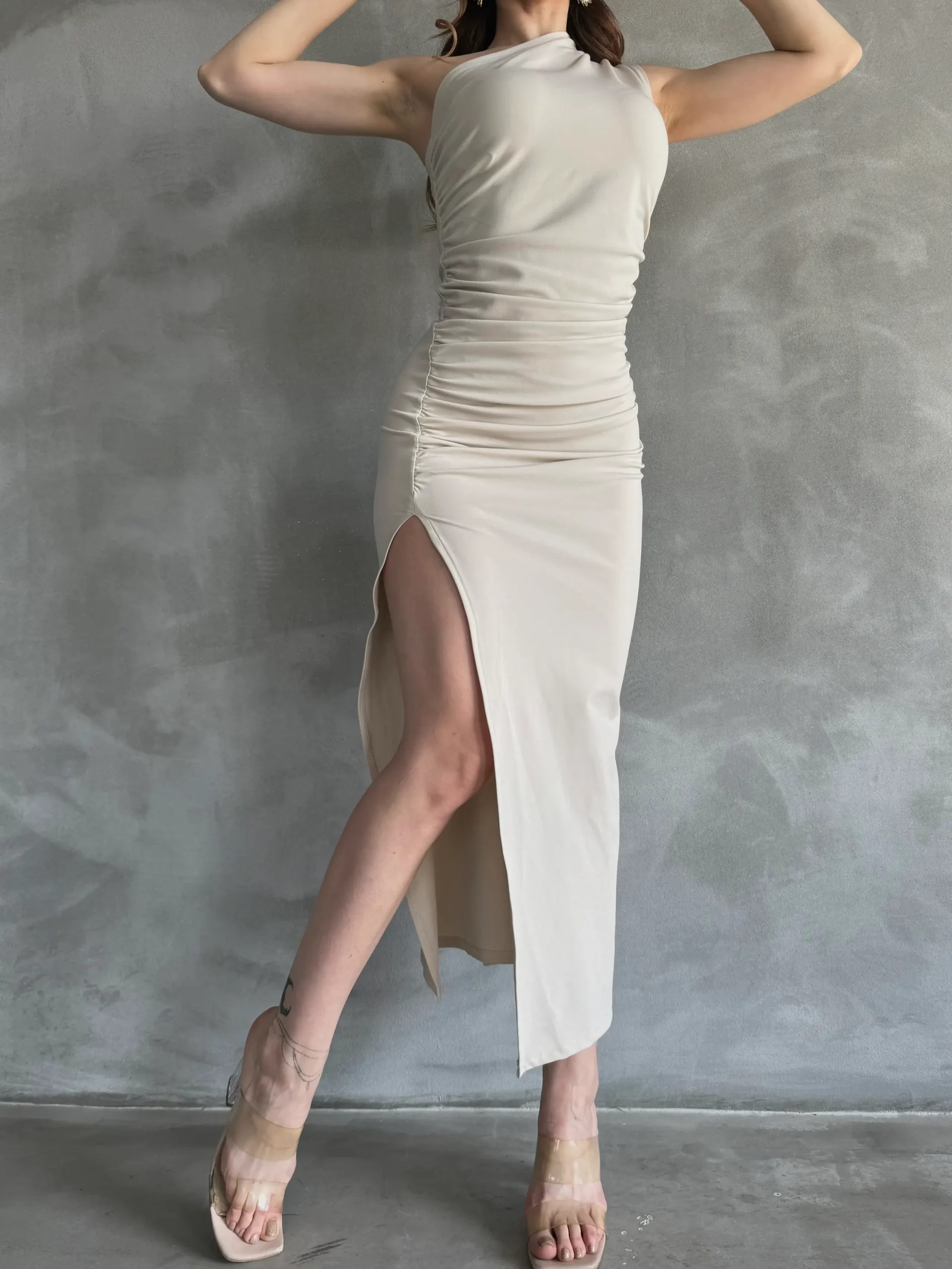 Tek Omuz Yırtmaç Detaylı Drapeli Dalgıç Bej Elbise - Görsel 3