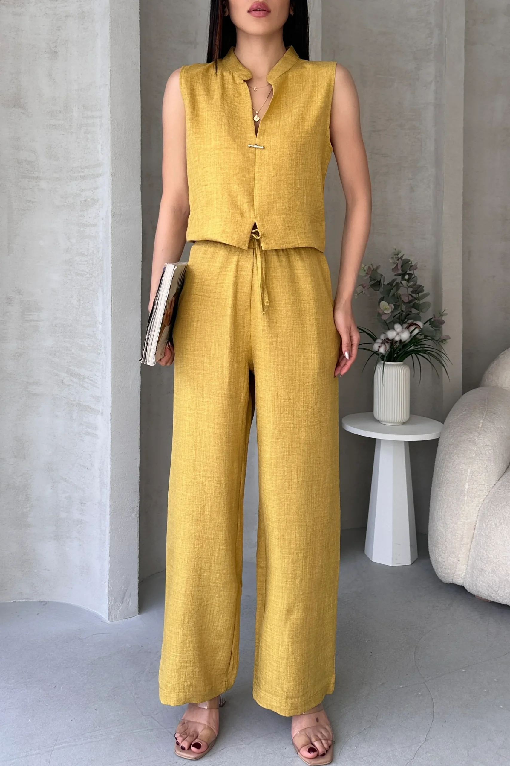 Aerobin Keten Hakim Yaka Aksesuarlı Bluz ve Pantolon Alt Üst Sarı Takım - Görsel 3