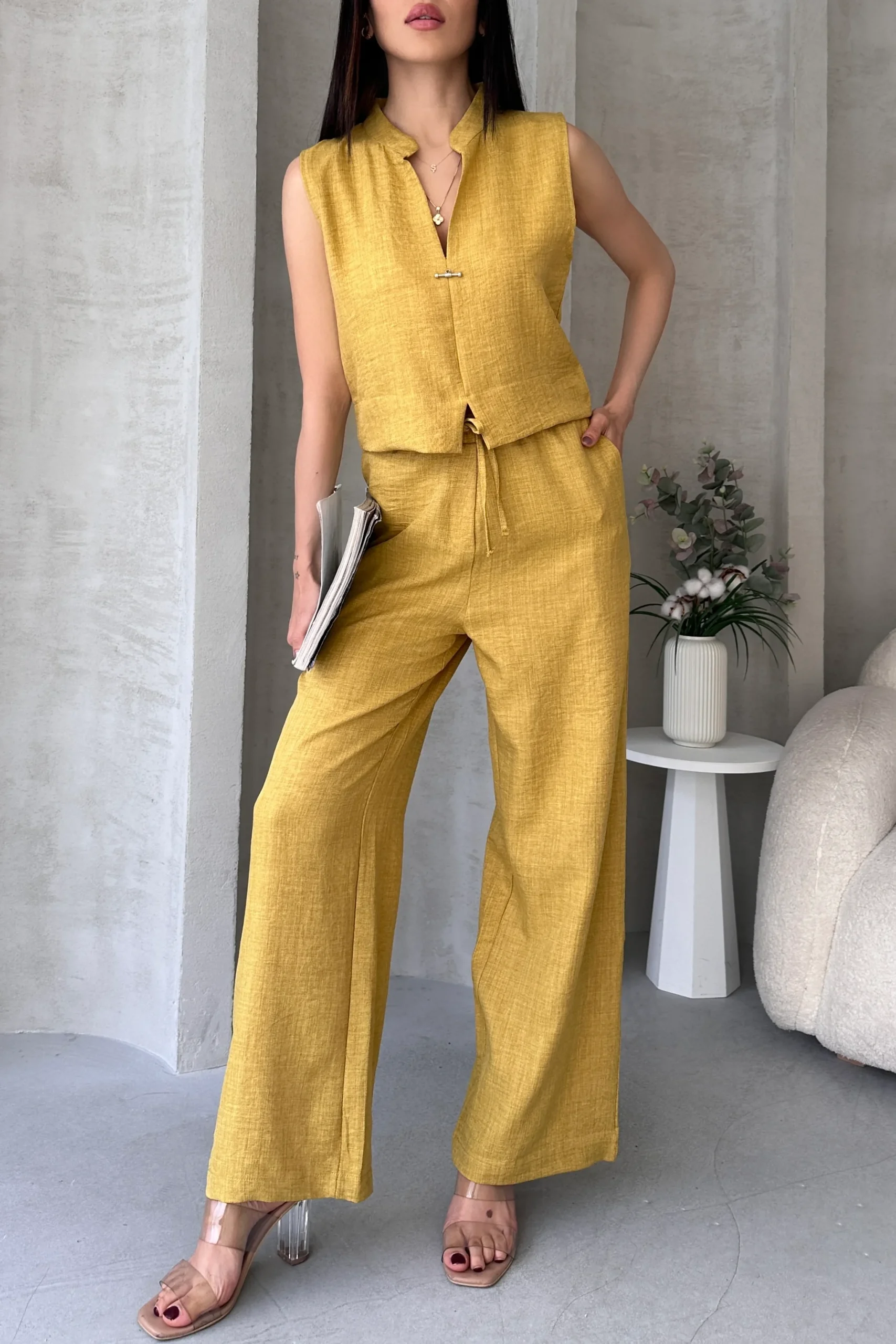 Aerobin Keten Hakim Yaka Aksesuarlı Bluz ve Pantolon Alt Üst Sarı Takım - Görsel 4