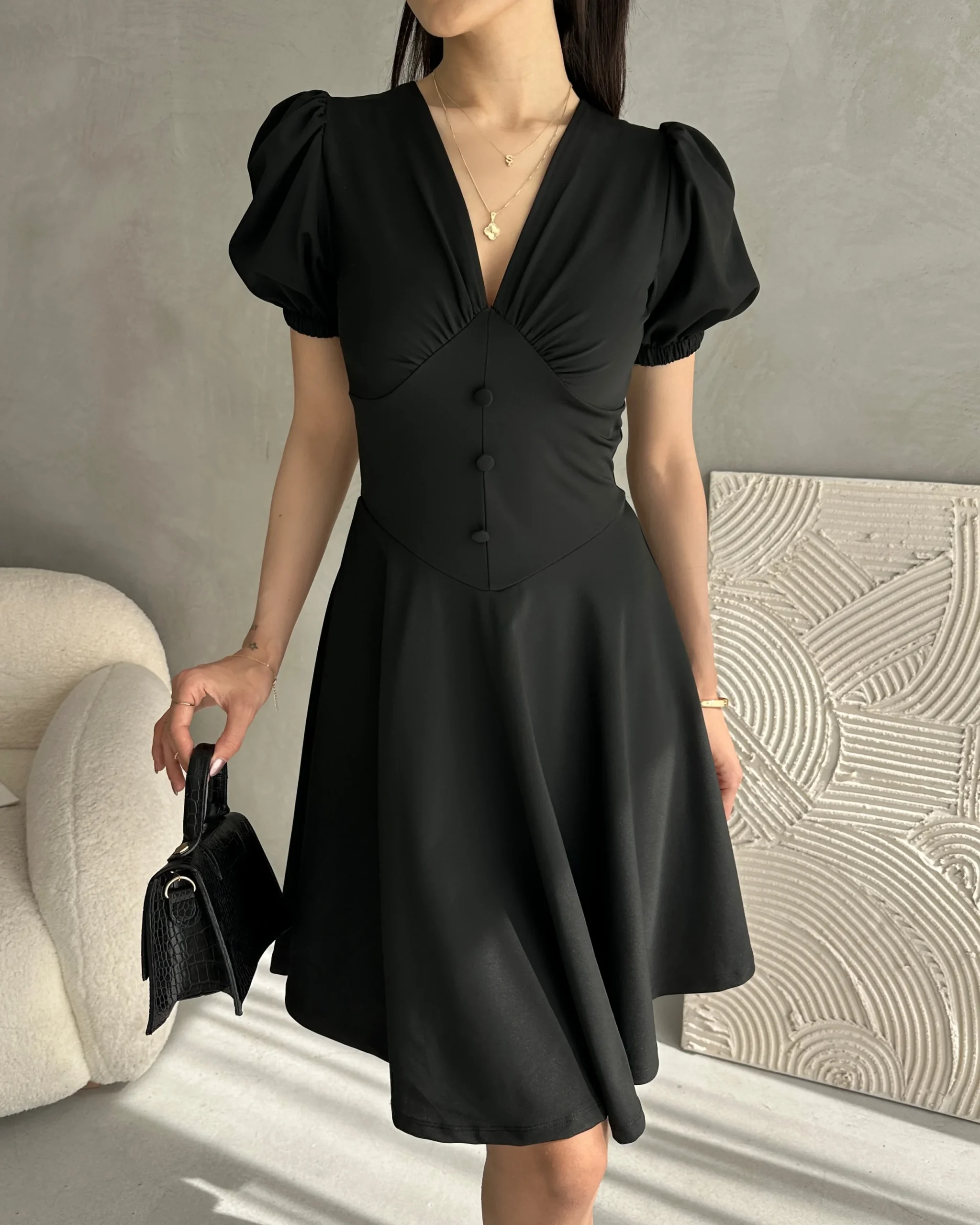 V Yaka Düğme Detaylı Karpuz Kol Crep Siyah Elbise - Görsel 3