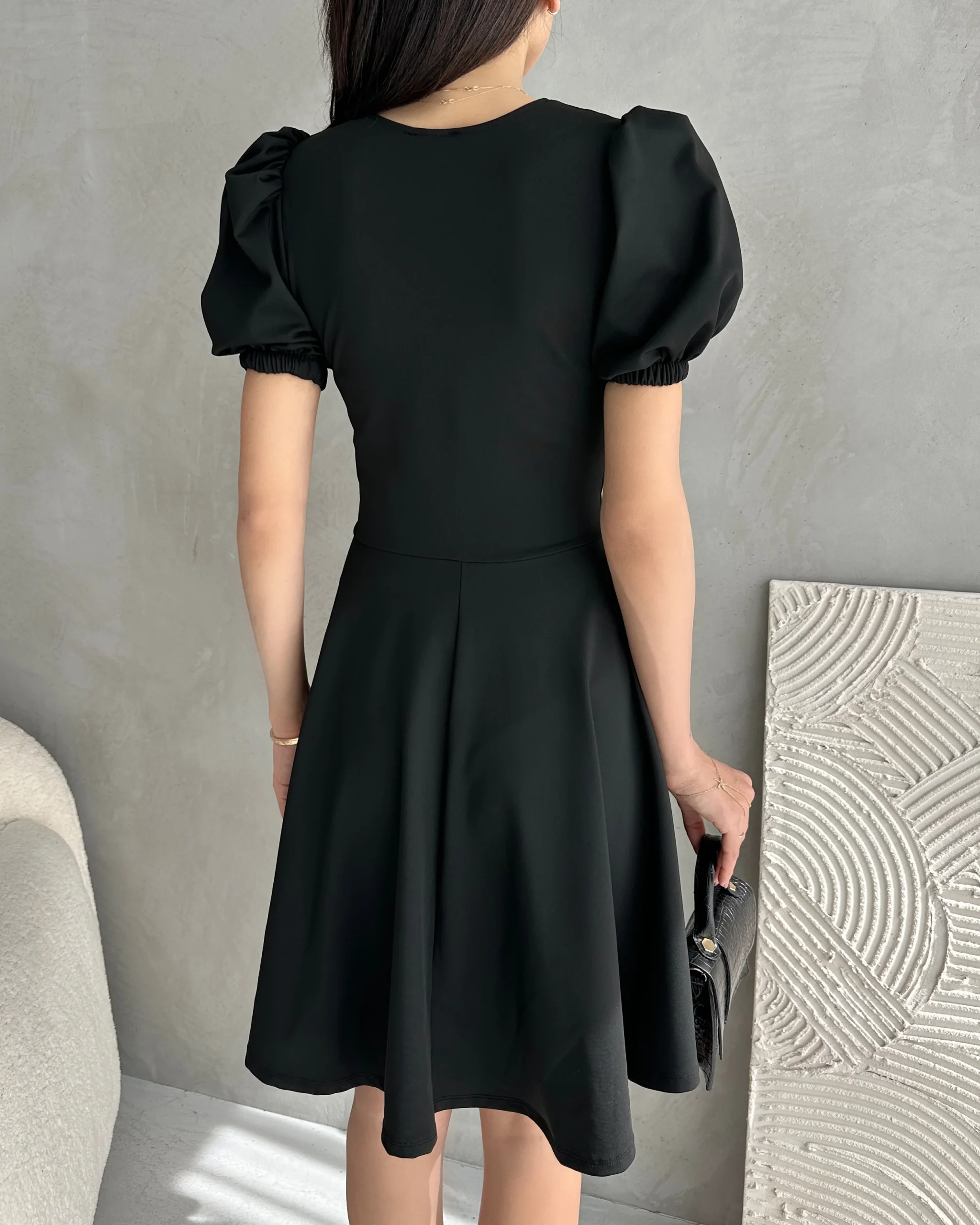 V Yaka Düğme Detaylı Karpuz Kol Crep Siyah Elbise - Görsel 4