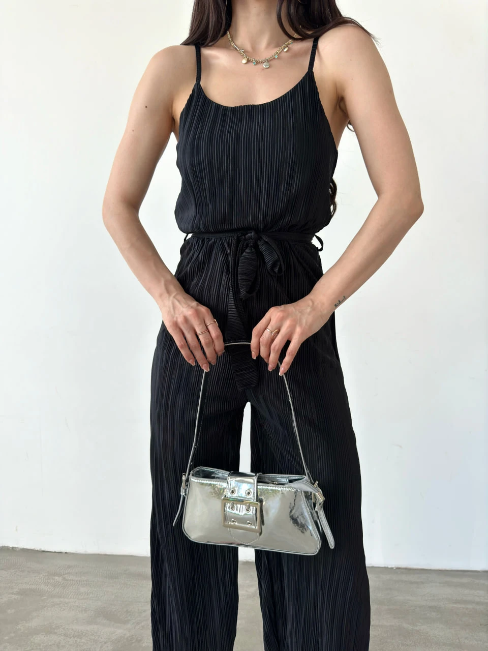 İp Askılı Kuşaklı Krinkle Siyah Tulum - Görsel 4