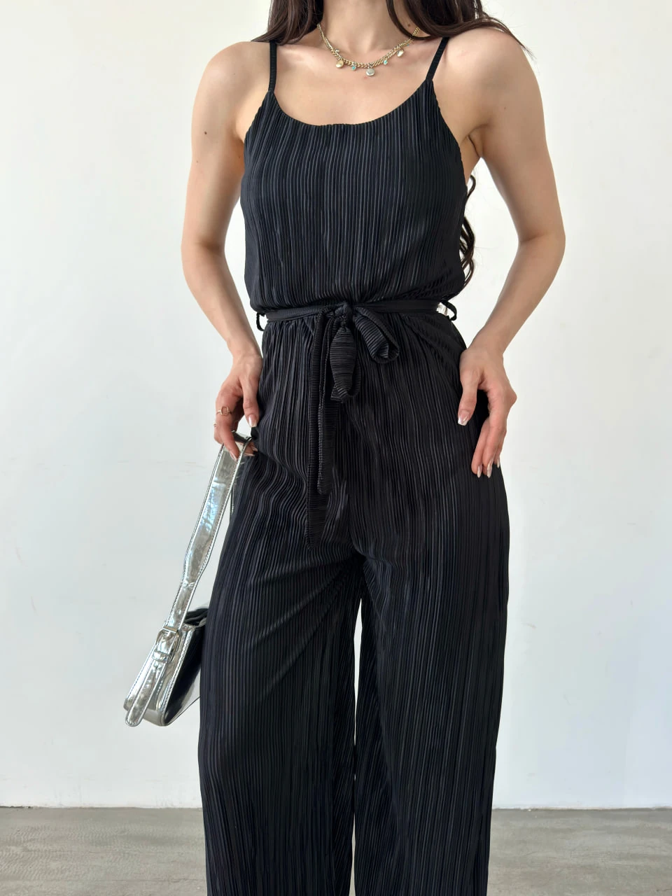 İp Askılı Kuşaklı Krinkle Siyah Tulum - Görsel 5