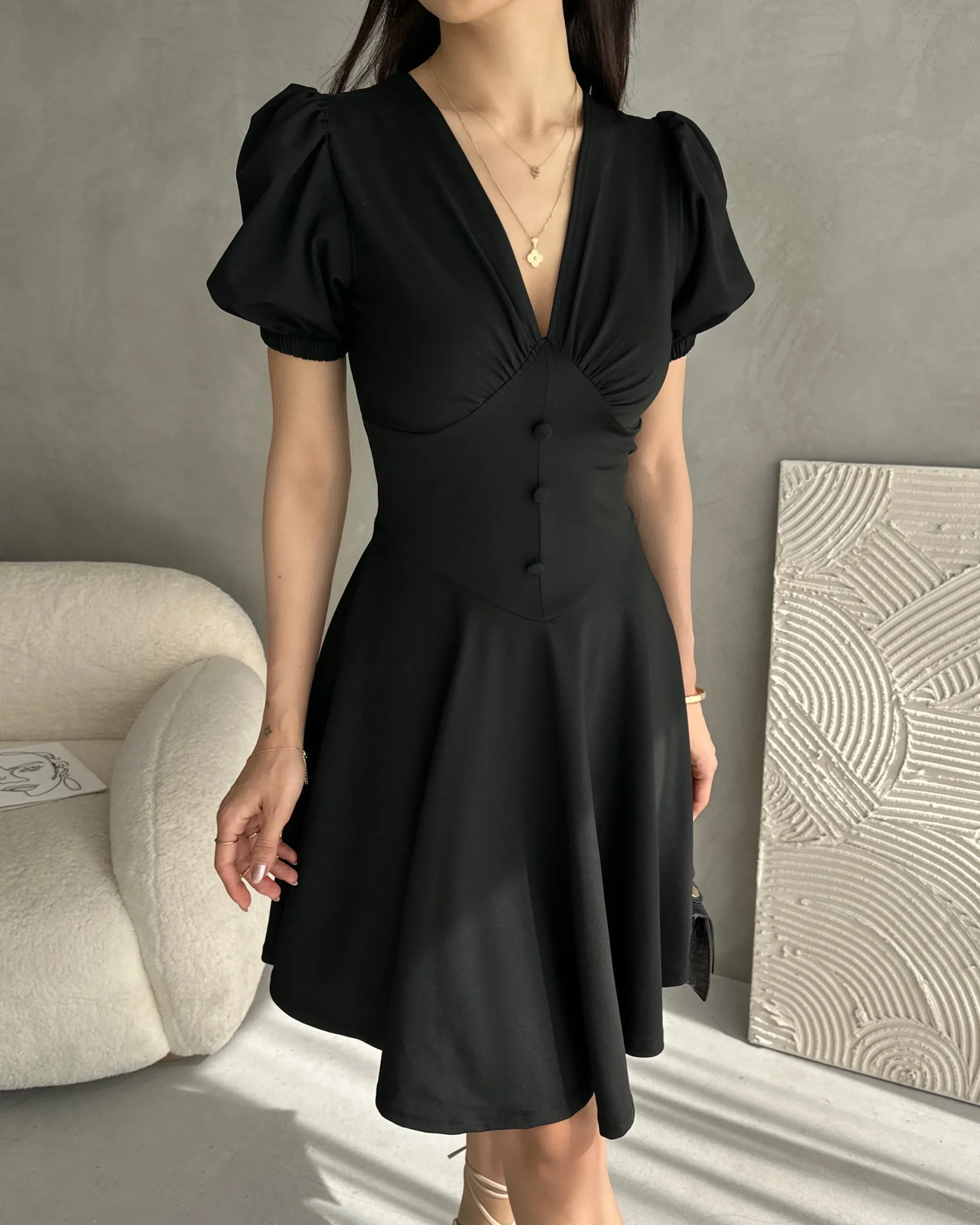 V Yaka Düğme Detaylı Karpuz Kol Crep Siyah Elbise